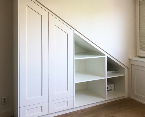 kast onder schuine wand op maat wit interieurbouw Maasluis