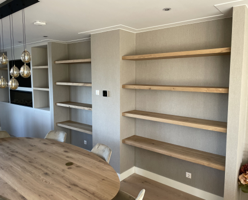 Planken woonkamer op maat fineer hout Maasland