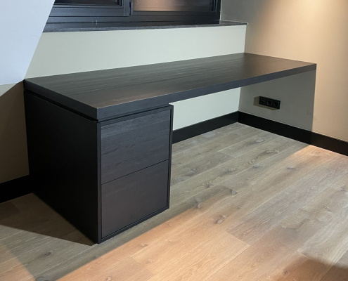 bureau zwart eiken laminaat Maasland